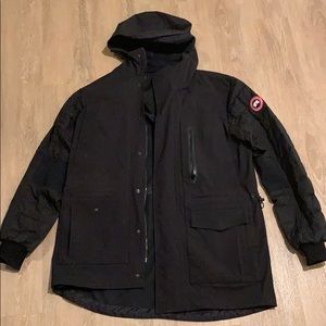 I’m 5 10’ & comes down 3 inches above my knees.